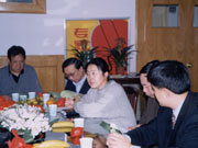 北京中西医结合学会副秘书长兼学会办公室主任黄毅介绍学会近期工作及2002年工作安排。