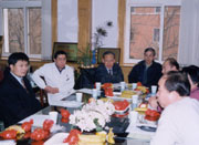在学术报告后进行研讨，委员们。（谢尔凡 右一）