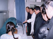 宣武中医院烧伤科主任向委员们介绍烧伤病人治疗情况。